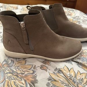Gray Sz 8 ABEO leather booties. Excellent condition.